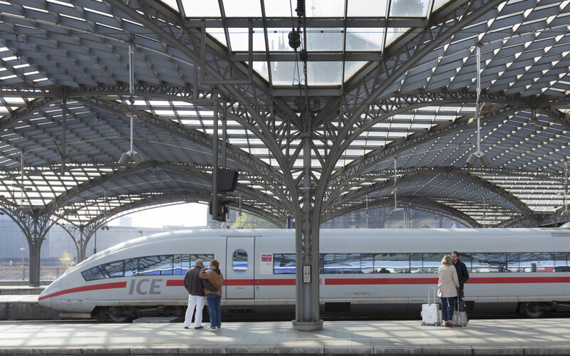 how to get from dusseldorf airport to cologne by train