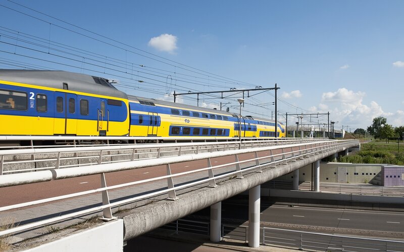 amsterdam airport to city center train
