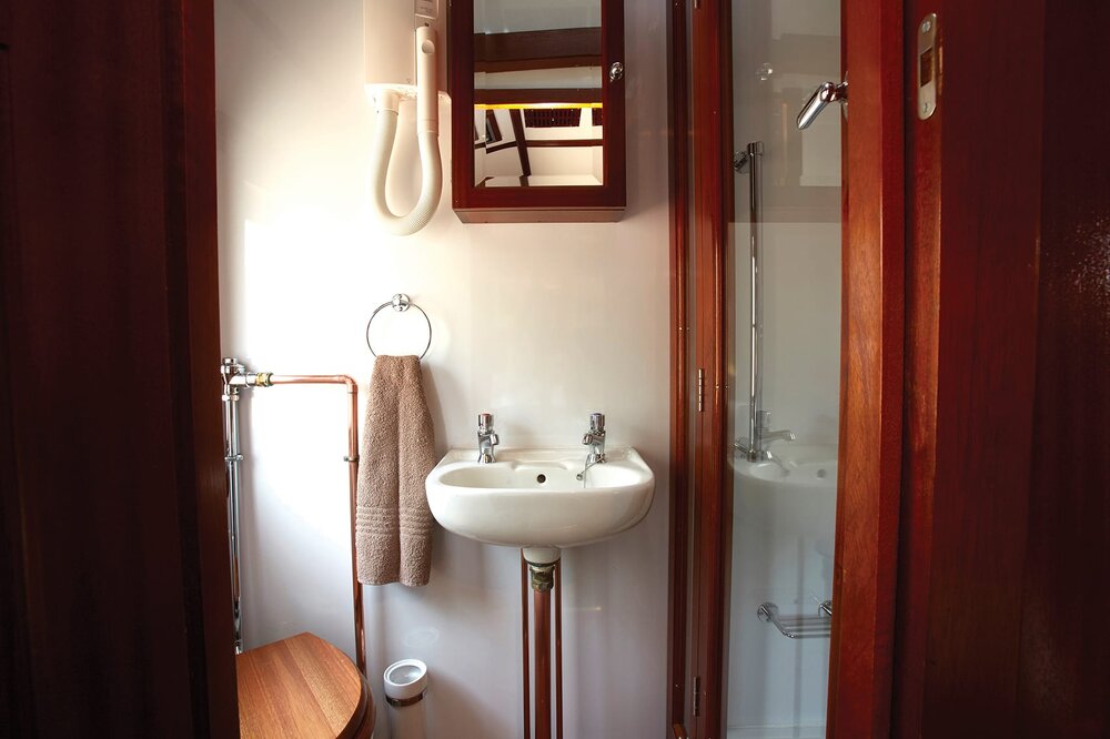 Rovos Rail: Golf Safari Pretoria - Pullman Suite Bathroom