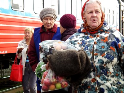 Transsiberie Express - Fruitverkopers op het perron