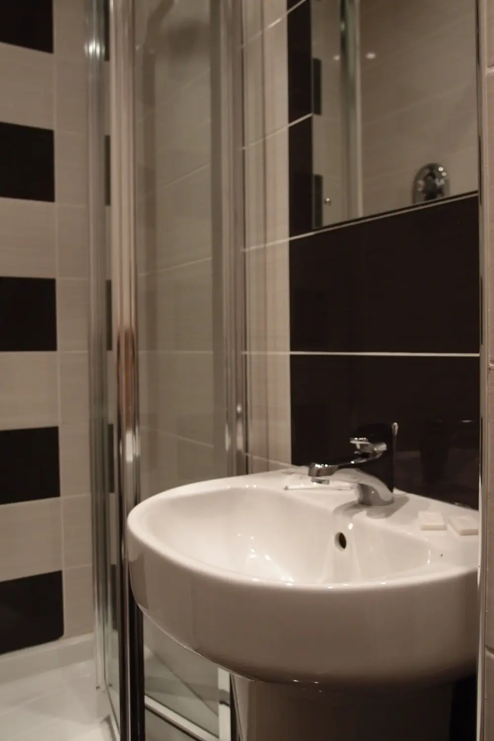 Hotel 65 | London City Break - Train and Hotel