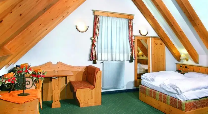 Wintersportvakantie Campitello Val di Fassa - Trein en Hotel - Gran Chalet Soreghes****