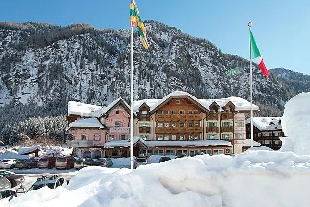 Wintersportvakantie Campitello Val di Fassa - Trein en Hotel - Gran Chalet Soreghes****