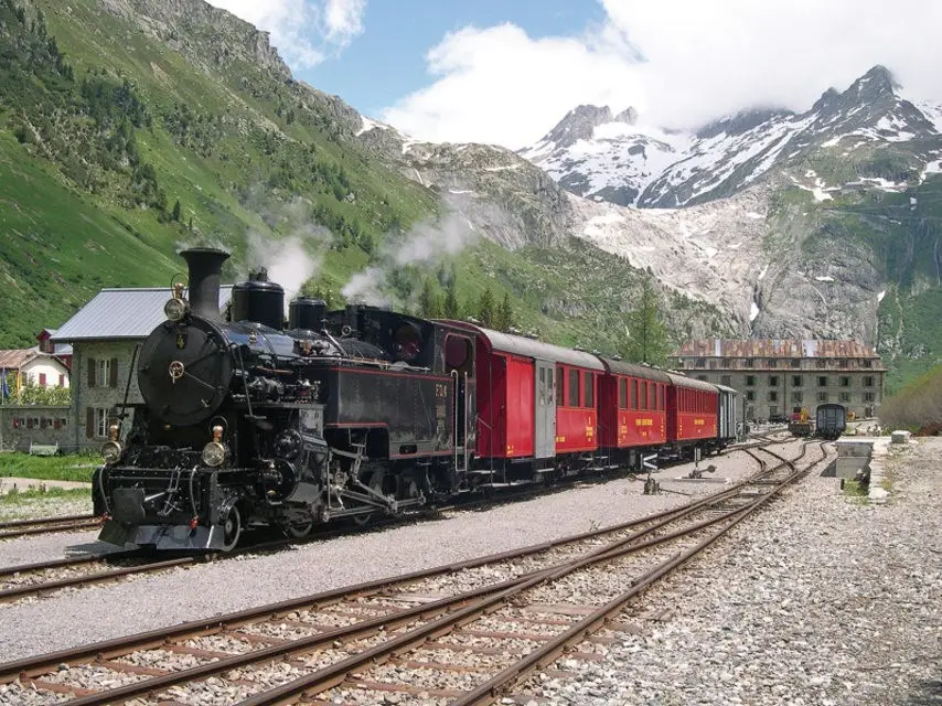 Furka Bahn - Station - Exterior red carriages