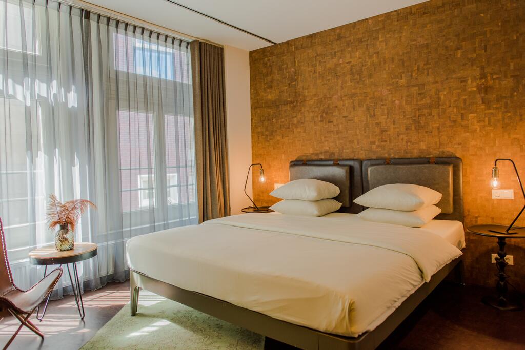 Hotel V Nesplein**** | City break Amsterdam - Train and Hotel