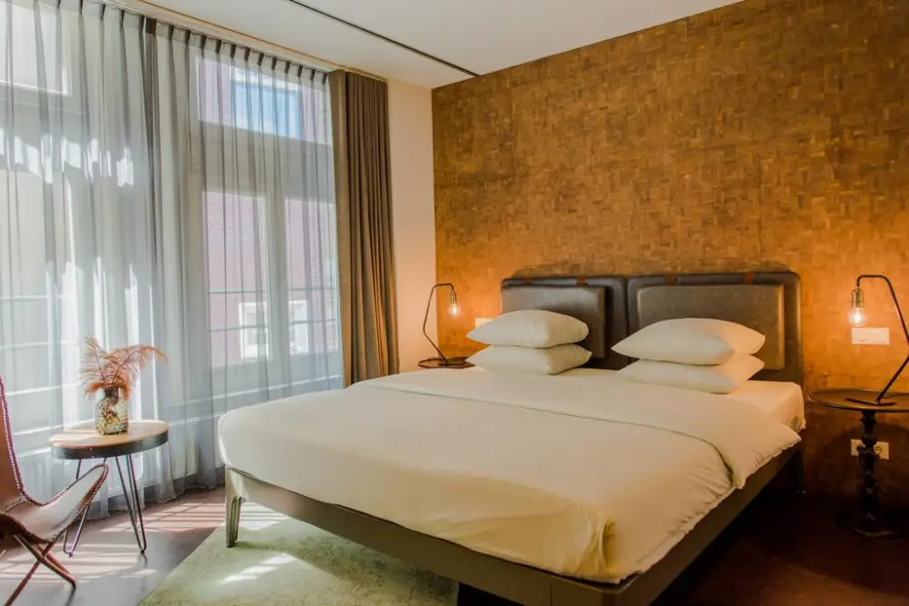 Hotel V Nesplein**** | City break Amsterdam - Train and Hotel