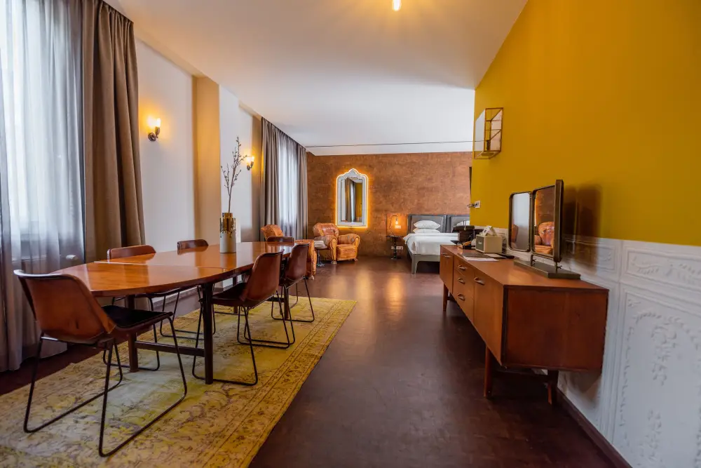 Hotel V Nesplein**** | City break Amsterdam - Train and Hotel