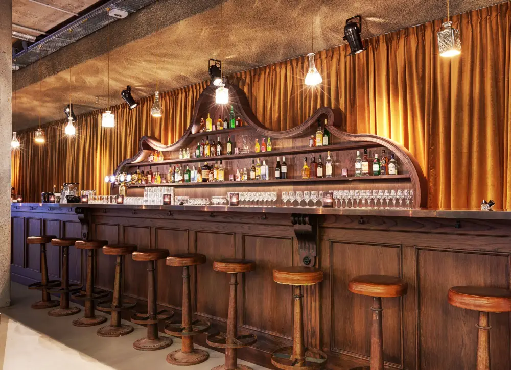 Hotel V Nesplein**** | City break Amsterdam - Train and Hotel