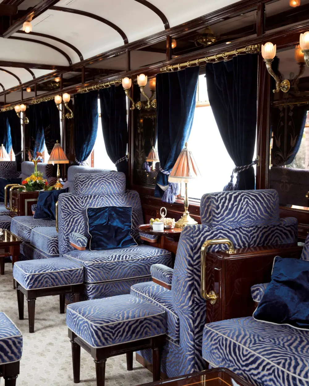 Oriënt Express: Lounge Car Blue Chairs
