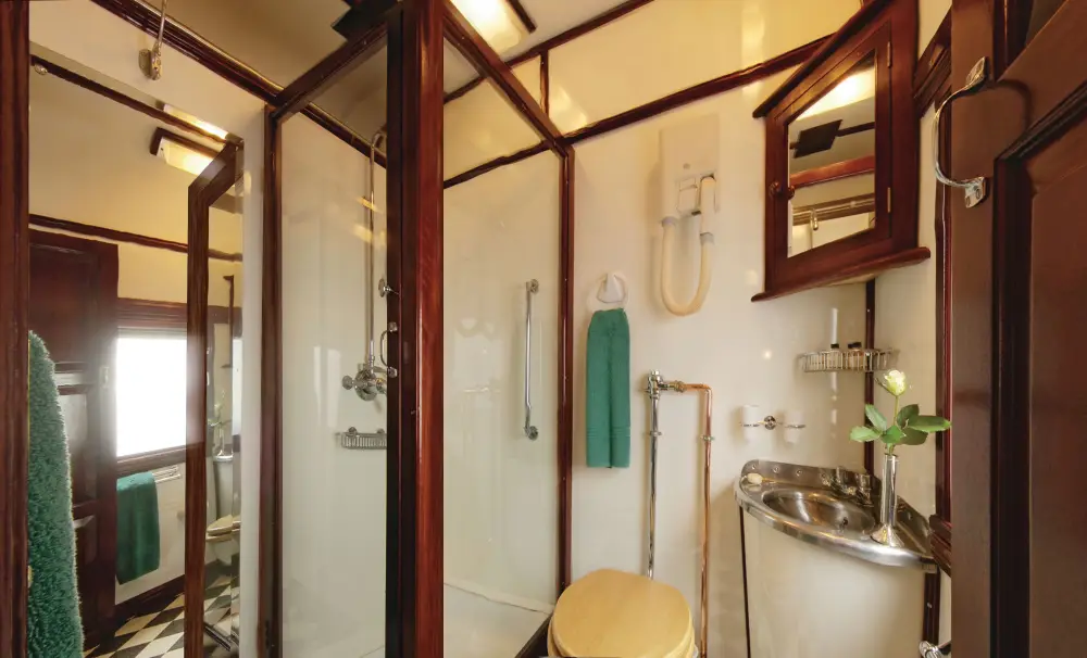 Rovos Rail: Copper Trail Victoria Falls - Lobito / Deluxe Bathroom