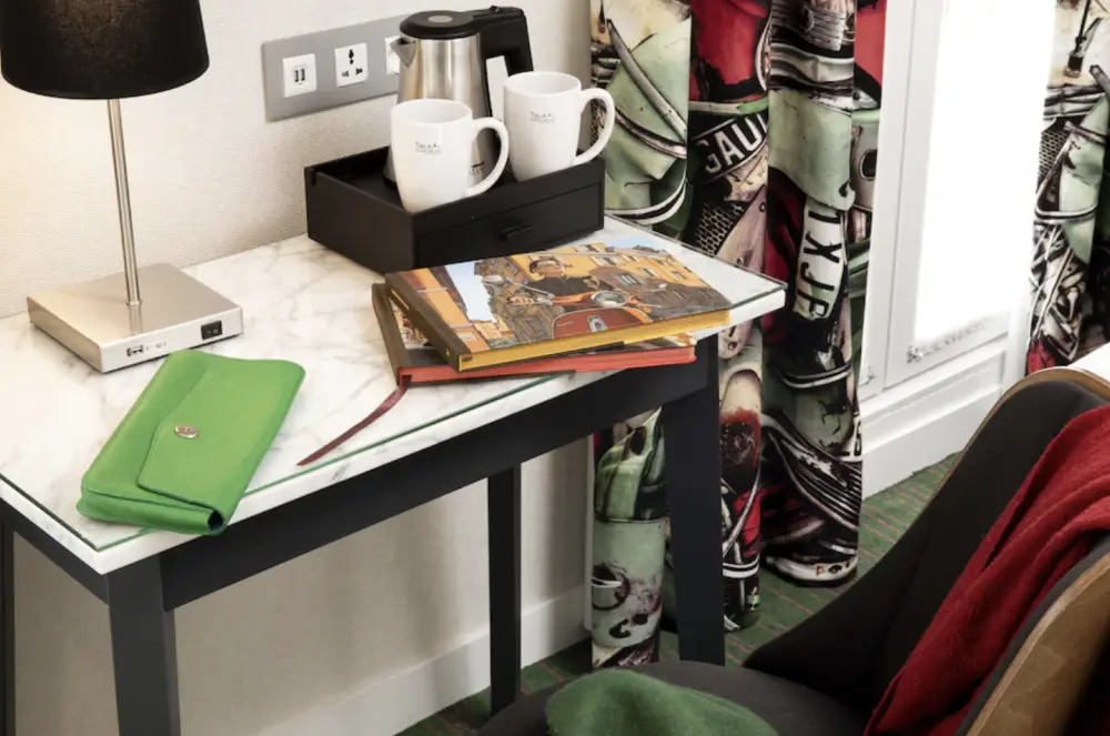 Hotel Des Arts Paris Montmartre | Stedentrip Parijs, trein en hotel, decor