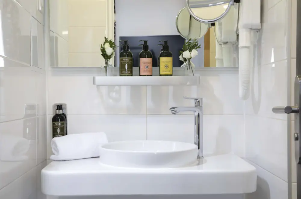 Hotel Des Arts Paris Montmartre | Stedentrip Parijs, trein en hotel, badkamer