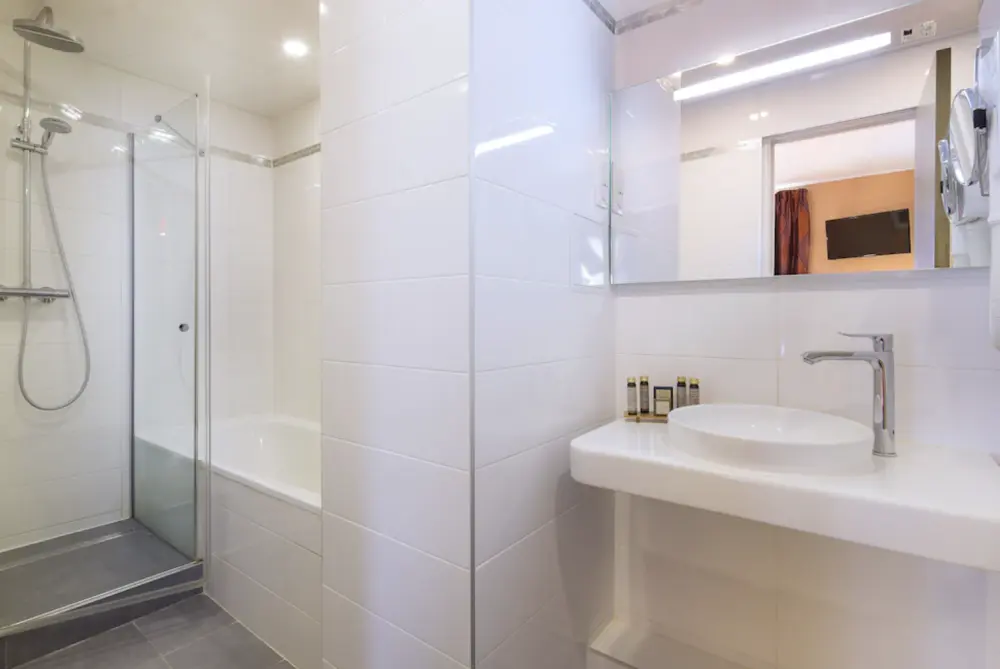 Hotel Des Arts Paris Montmartre | Stedentrip Parijs, trein en hotel, badkamer