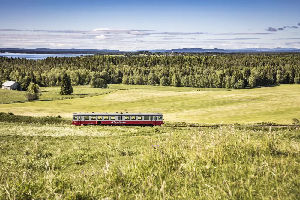 Treinrondreis Inlandsbanen - inlandsbanen trein in veld