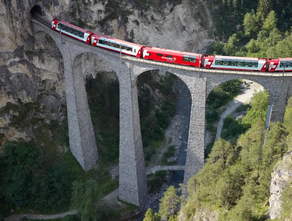 Glacier Express | Excellence Class | Luxe Treinreis Zwitserland | Glacier Express from above