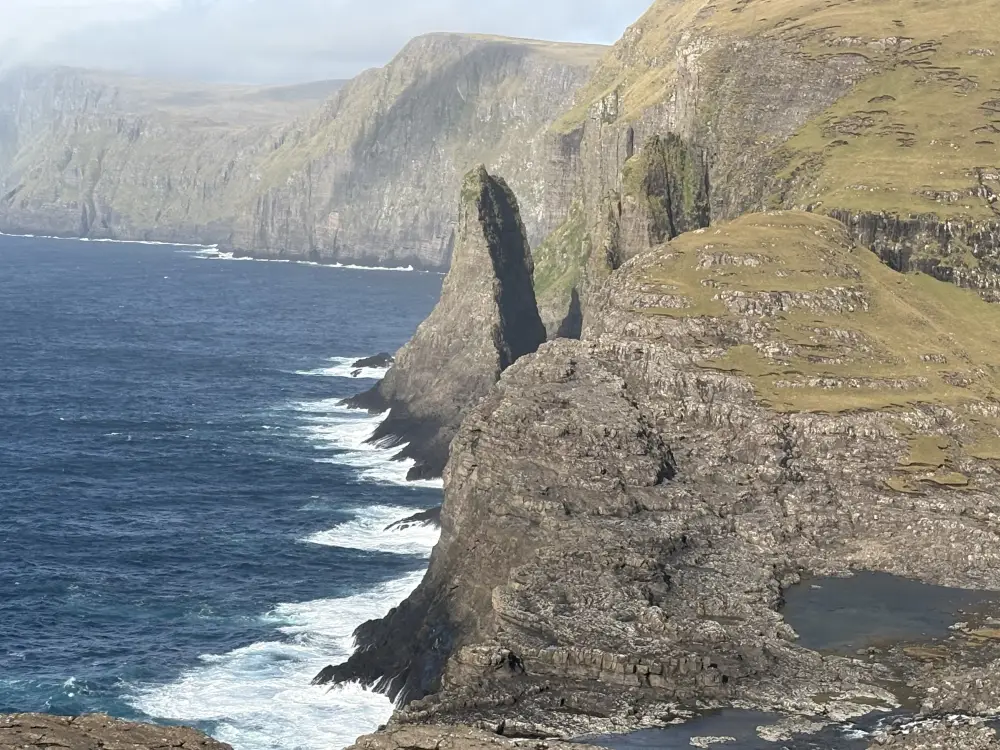 Faeroër eilanden groepsreis - rotsen aan de kust