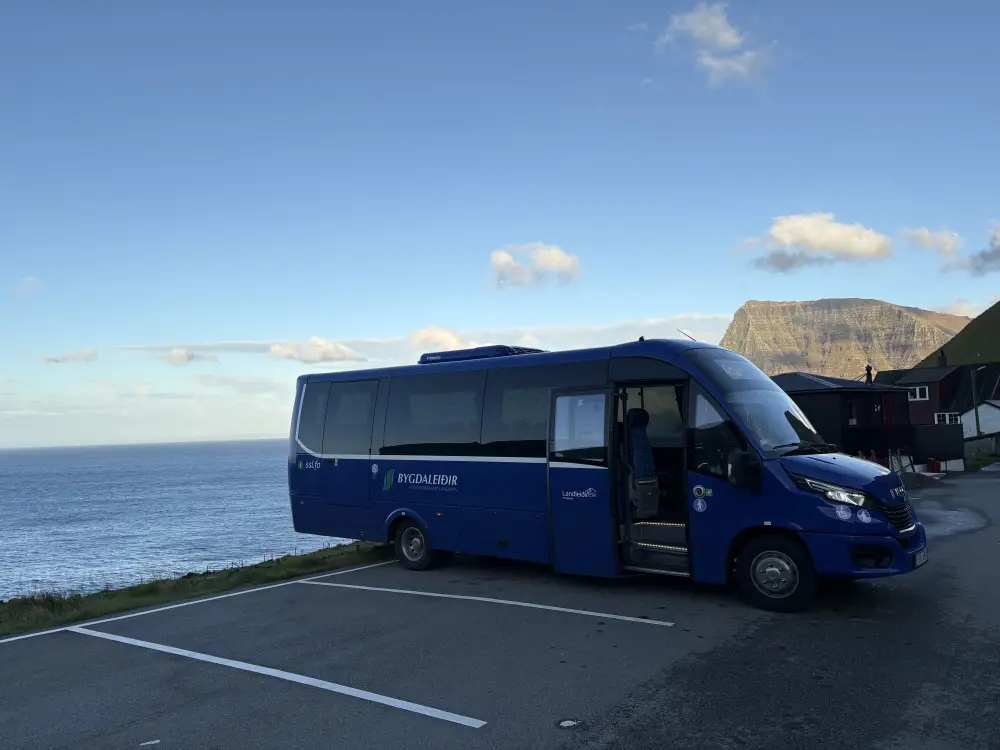 Faeroër eilanden groepsreis - wandeling excursie minibus