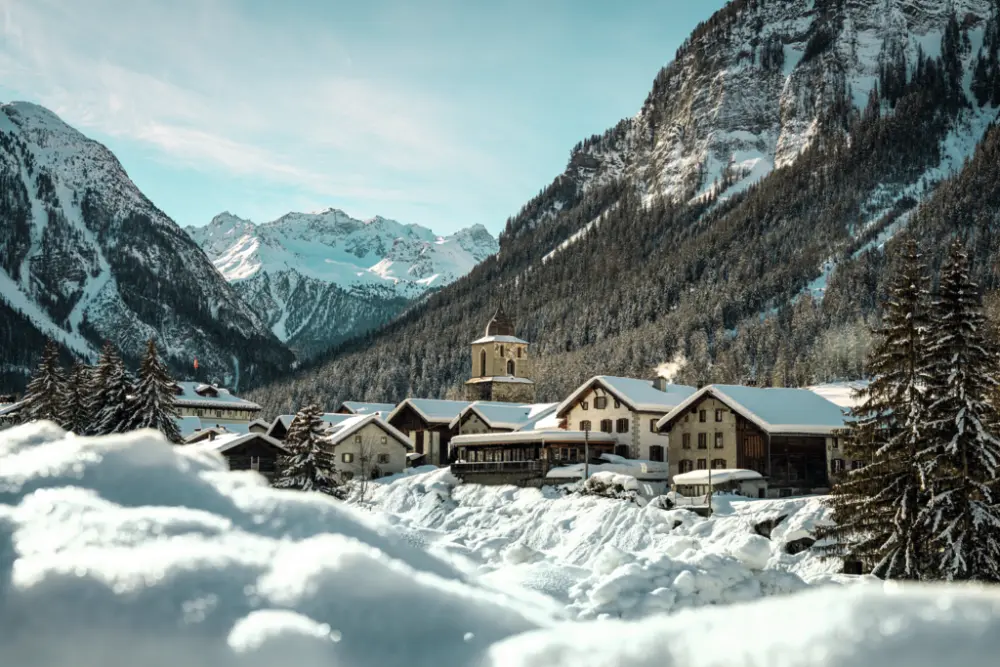 Treinrondreis Zwitserse Winter Panorama's Berguen village