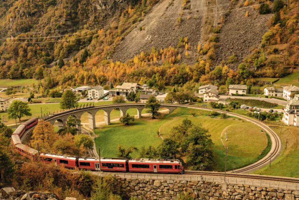Glacier Express | Excellence Class | Luxe Treinreis Zwitserland | Brusio-circular-viaduct
