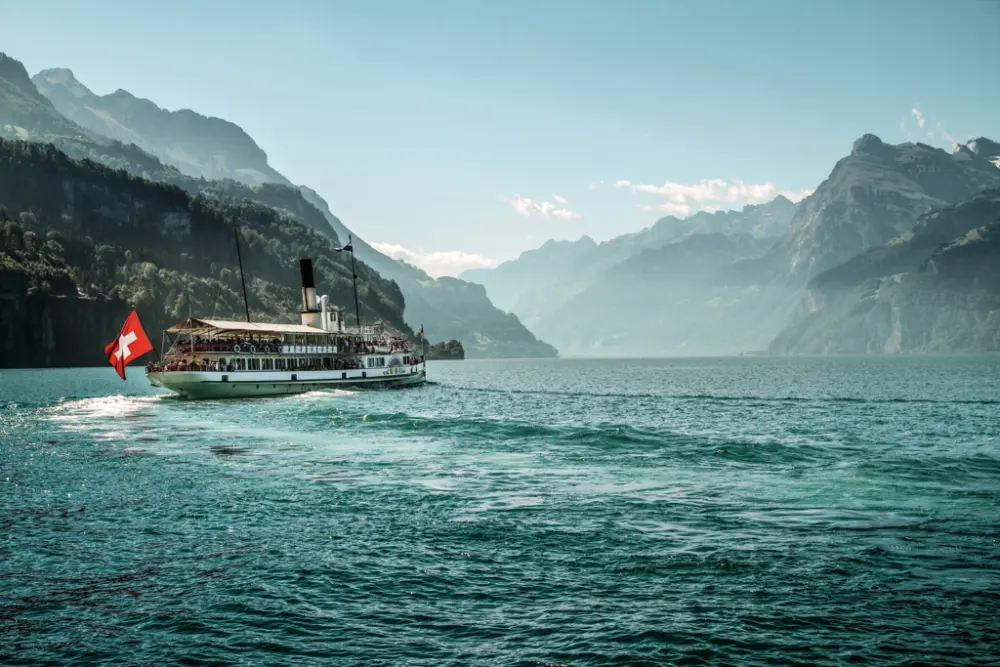 Rondreis Zwitserland Trein | Autovrije dorpen | Lake Lucerne paddle steamer