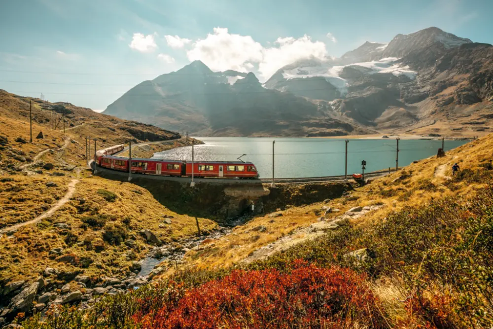 Glacier Express | Excellence Class | Luxe Treinreis Zwitserland | Poschiavo-Rhb-on-Lake-Bianco