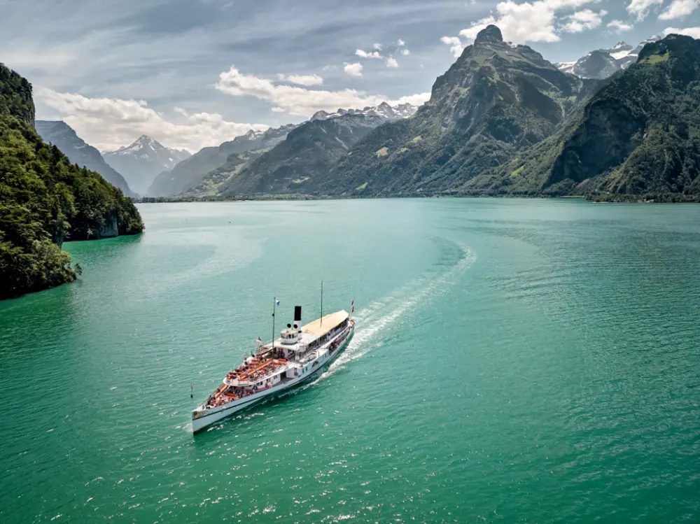 Glacier Express | Excellence Class | Luxe Treinreis Zwitserland | Lake-Uri-steamboat-Gallia