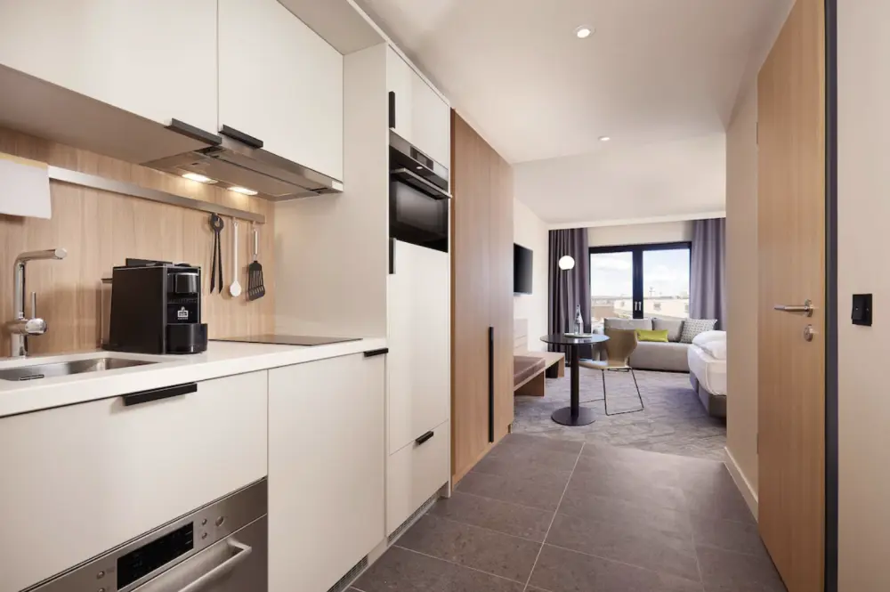 Adina Apartment Hotel Dusseldorf | Stedentrip Düsseldorf - Trein en Hotel Duitsland