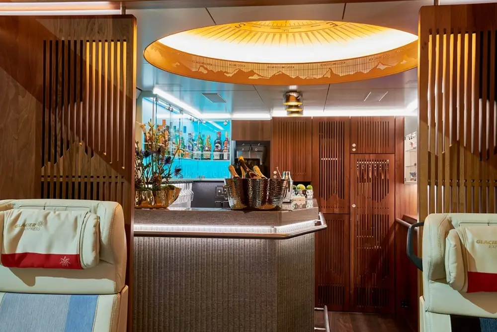 Glacier Express | Excellence Class | Luxe Treinreis Zwitserland | Glacier Express bar