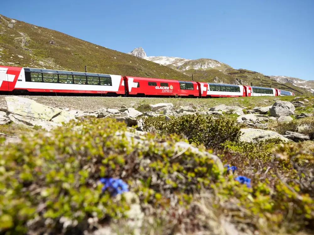 Glacier Express | Excellence Class | Luxe Treinreis Zwitserland | Glacier Express from below