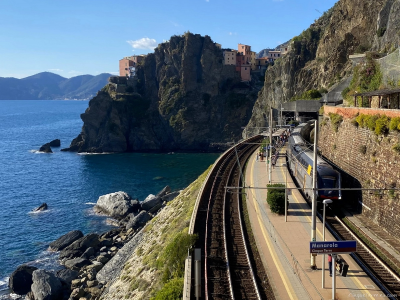 Monti en Mare | Rondreis Zwitserland Trein | cinque-terre train manarola