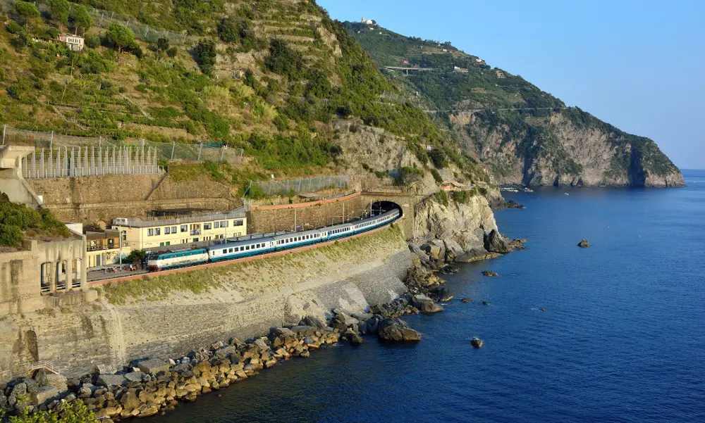 Monti en Mare | Rondreis Zwitserland Trein | Cinque Terre Train Railways Manarola
