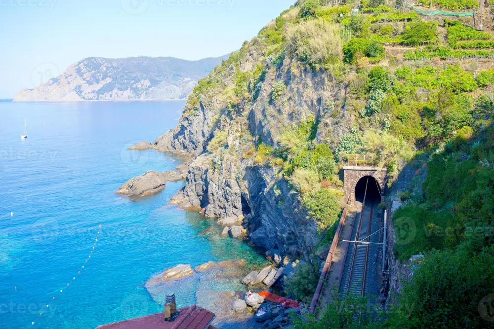 Monti en Mare | Rondreis Zwitserland Trein | Cinque Terre train at Manarola